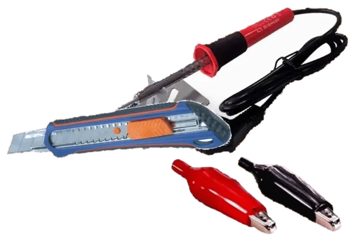 Cutter, soldador y pinzas cocodrilo